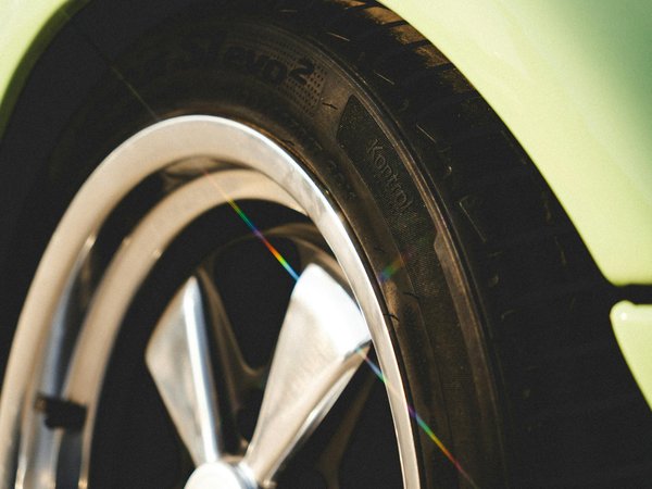 What are the necessary steps to replace the foot pegs on a Kawasaki ZZR1400?